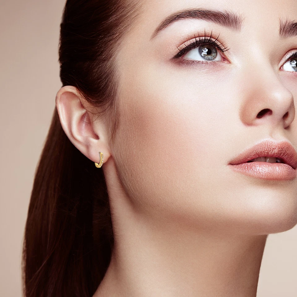 Pendientes de aro pequeños con bisagras Huggie con incrustaciones de circonita cúbica de acero inoxidable para hombre y mujer 2 un. Foto 4 de 4