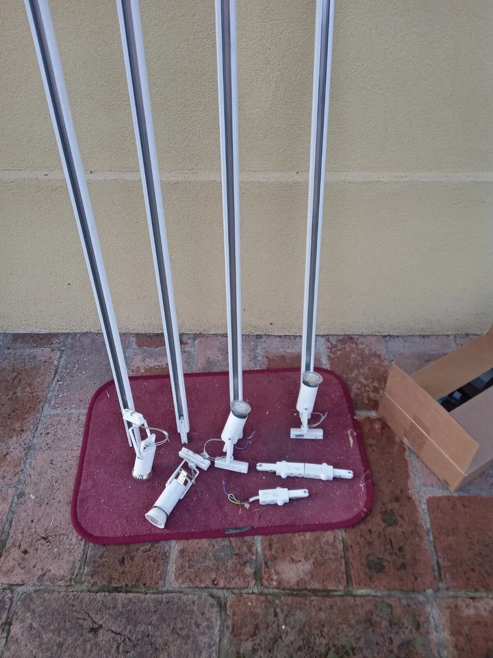 impianto di illuminazione per negozi, sale mostre etc etc di colore bianco - Immagine 2 di 4