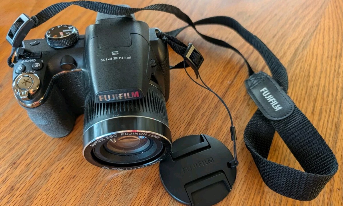 Fujifilm FinePix S3200 14 MP Digital Camera Fujinon 24x Super Wide