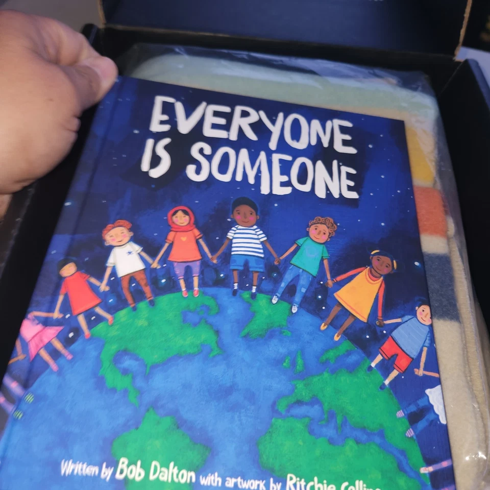 NUEVO Saco y Cenizas Manta Italia Lana y Libro Caja Set Everyone is Someon Foto 3 de 4