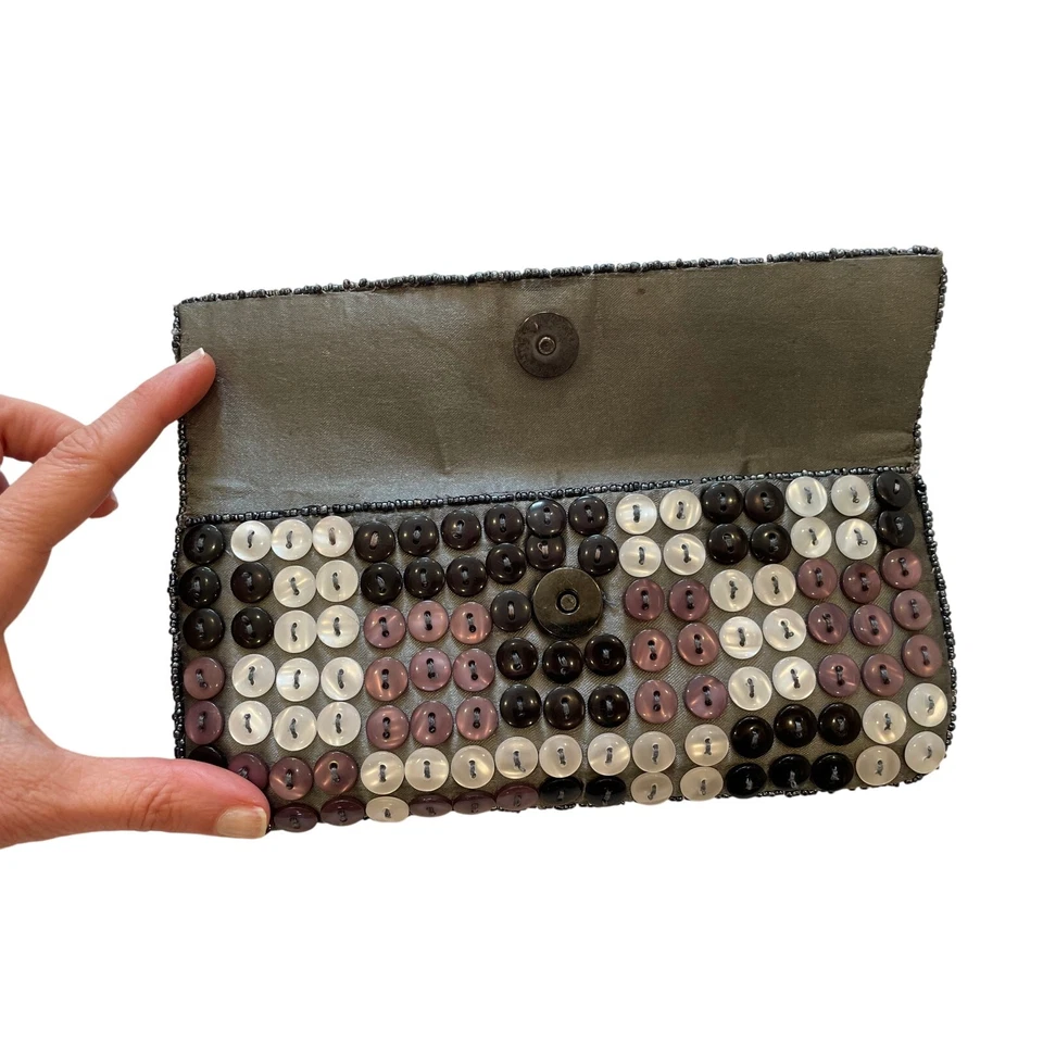 K.C. Bolso de Mano/Cartera Malhan Gris, Marrón, Botón Neutro con Detalle de Cuentas Foto 4 de 4