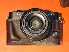 Sony DSC-RX1RM2 RX1RII 42.4MP Point and shoot q2 q3 alternative + Battery + Extr