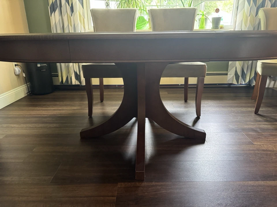 Mesa de comedor redonda de madera maciza. Foto 2 de 4