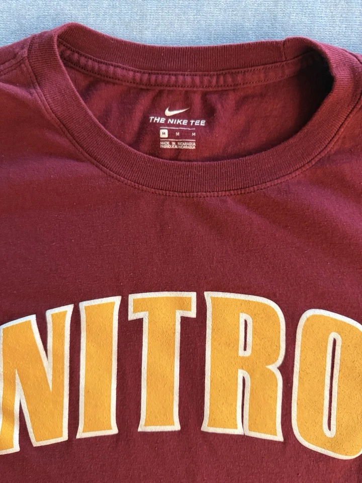Camiseta Nike roja con estampado nitro amarillo mediana Foto 4 de 4