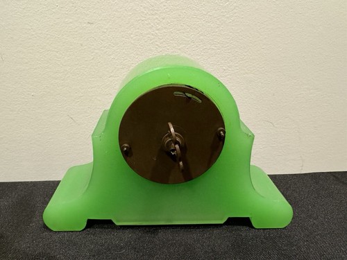 Uranium Jadeite Opaline Clock - Picture 4 of 10