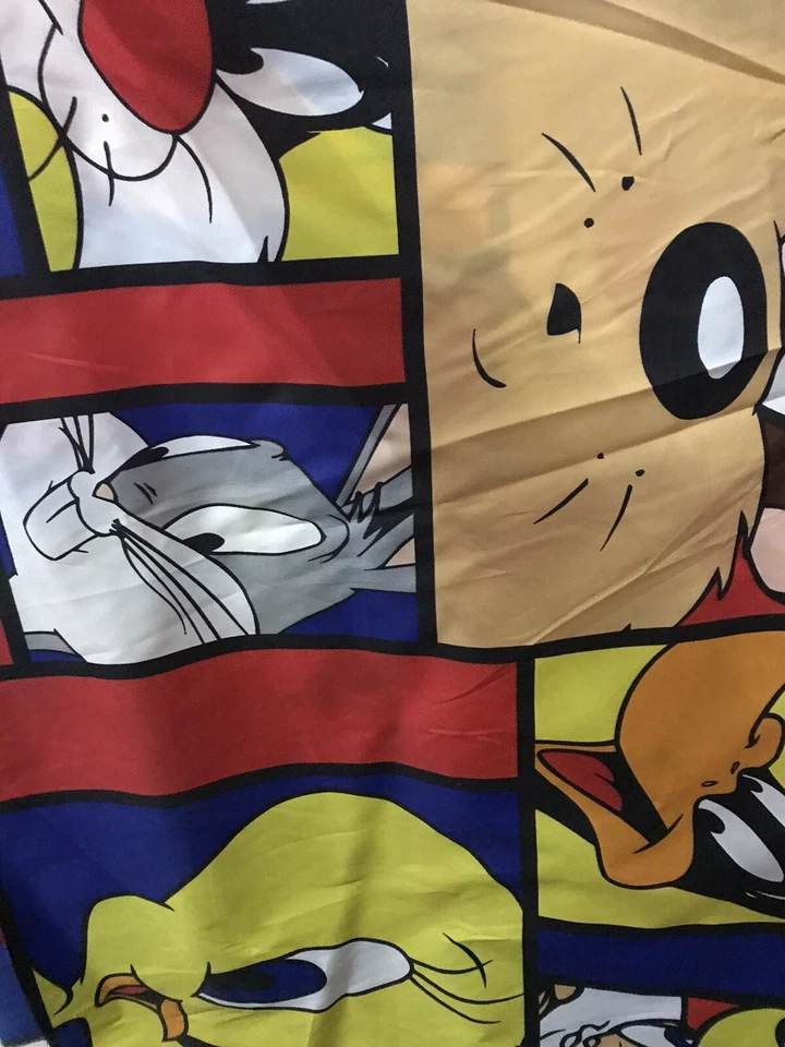 Tela Looney Tunes Estampado Grande Tasmania Piolín Bugs Bunny 72" W - POR YARDA Foto 4 de 4