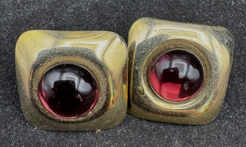 Quadratische Ohrstecker mit Edelstein und Gold