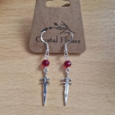 Dolch Ohrringe mit roter Glasperle, versilberter Haken. gothic, alternative 