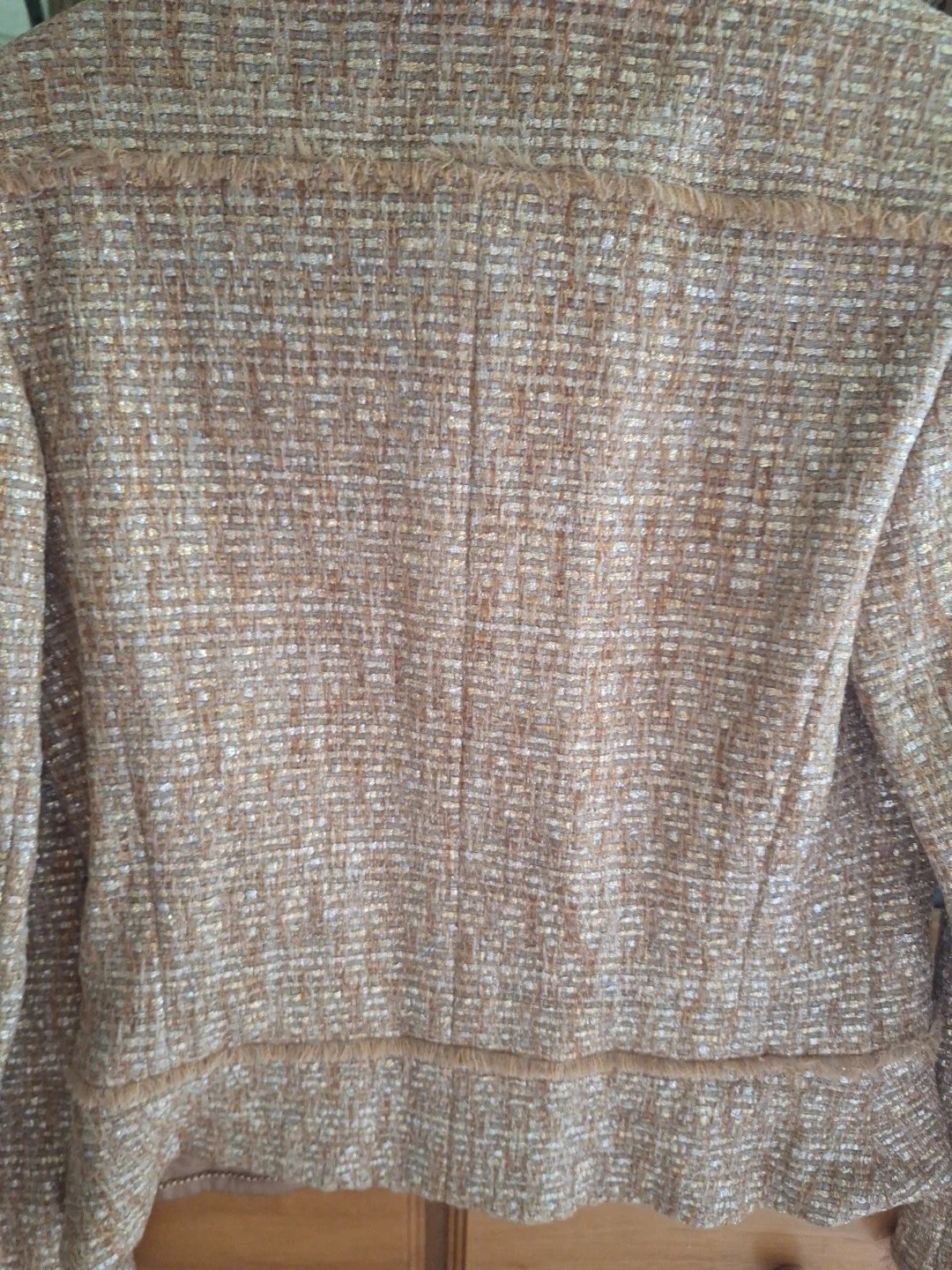 Giacca Chanel in tweed beige con chiusura a bottoni e colletto non un knock off!!