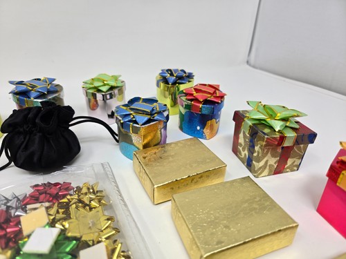 LOTE de 26+ Cajas de Regalo Pequeñas Llenas de Algodón Color Dorado Anillo Joyería Caja de Cartón - Imagen 10 de 17