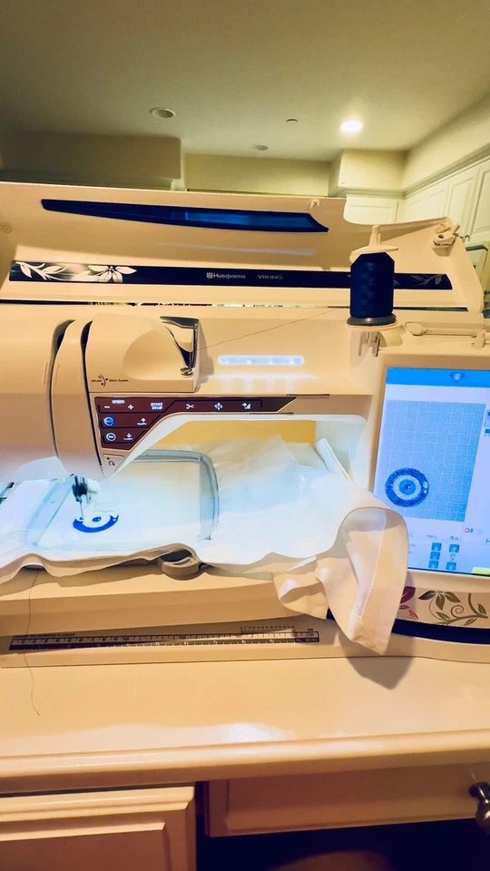 Husqvarna Viking Designer Diamond Royale-Embroidery+Sew+Quilting/Machine Combo  - Image 2 of 4