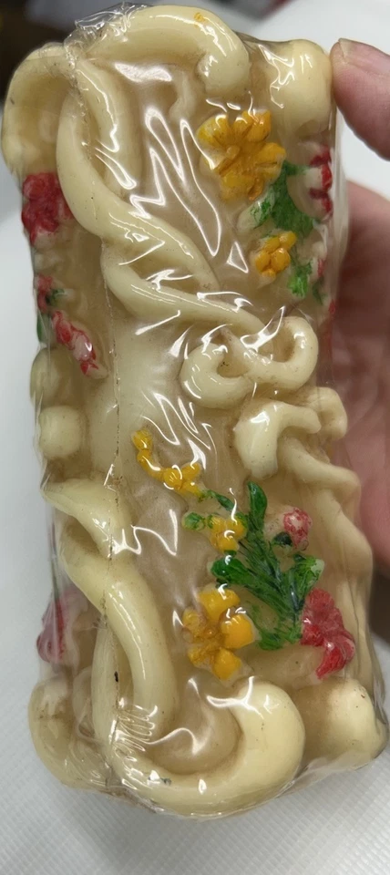 Vela pilar rosas rojas de 6 1/2 pulgadas de alto vintage Eika Candle nueva en caja Foto 2 de 4