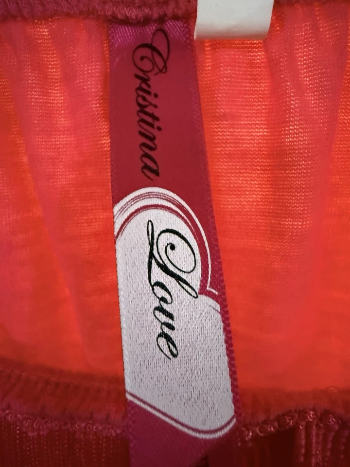 Maxi vestido sin tirantes rosa lápiz labial Christina Love con flecos en la parte superior y pedrería Foto 4 de 4