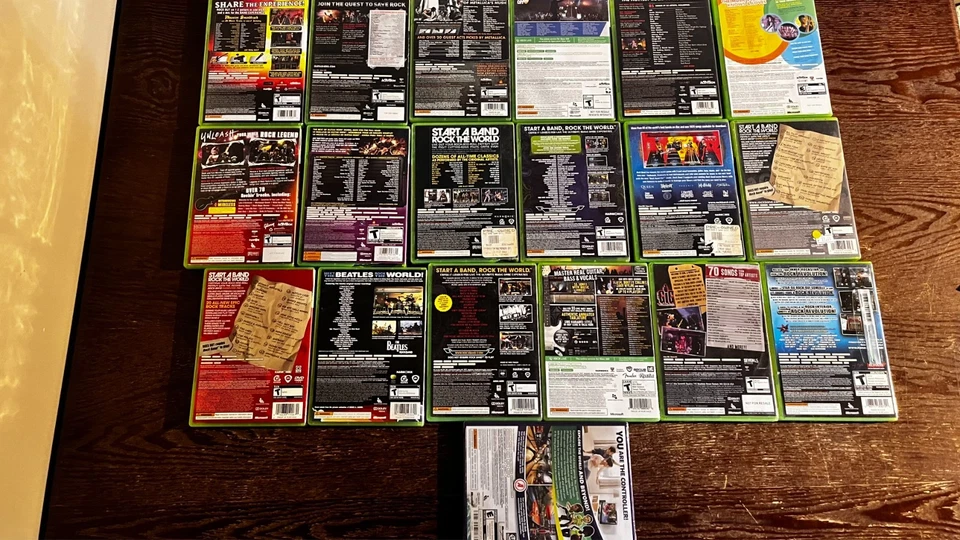 Paquete de consola Xbox 360 250 Gb Guitar Hero Rock Band 19 juegos Foto 4 de 4