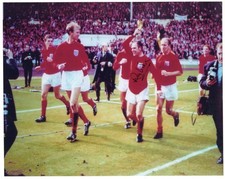 1966 WORLD CUP HANDSIGNED COLOUR  PHOTOPRINT OF RAY WILSON PARADING THE TROPHY