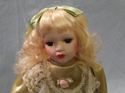 Muñeca de porcelana de colección Classical Treasures Fine Bisque - Imagen 4 de 12