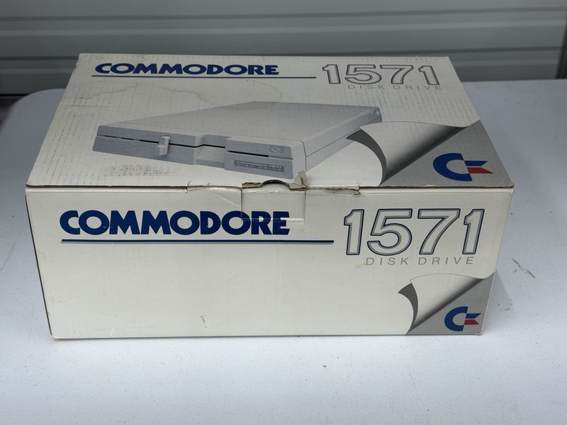 COMMODORE 1571 DISK DRIVE FLOPPY DISKETTES WITH ORIGINAL BOX - UNTESTED