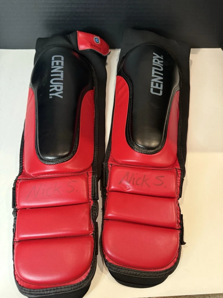 Century Drive MMA Shin Instep Guards - Vermelho/Preto S/M Equipamento de Treinamento - Usado - Imagem 2 de 4