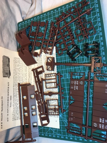 E&B Valley Railroad Co ACF 70ton 2 Bay Covered Hopper HO Kit ATSF - Bild 5 von 5