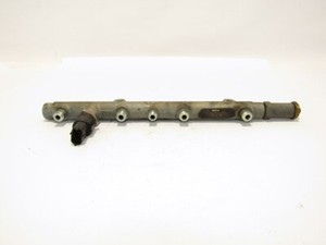 VOLVO V40 2000 1.9D FUEL RAIL ROHR EINSPRITZLEISTE 7700114017 0445214024