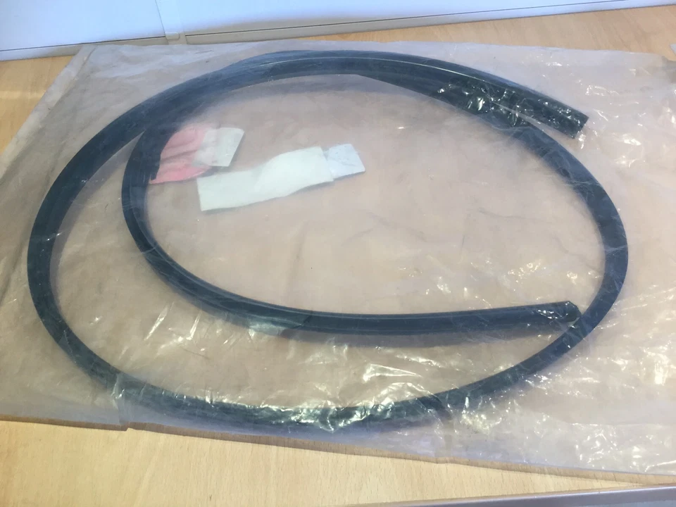 BNIB GENUINE DAEWOO / CHEVROLET LACETTI, NUBIRA, WINDSCREEN MOULDING 96543951 - Image 2 of 3