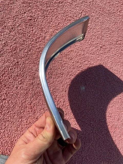 Chevrolet Truck Blazer 1981-1988 NOS LH moldura de esquina trasera inferior #14027593 Foto 3 de 4