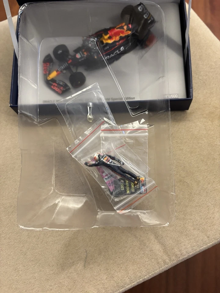 Gp World 1/43 Max Verstappen World Champion 2022 - Immagine 3 di 3