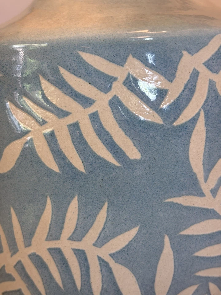 NOVO Vaso de Cerâmica Ombre LT Pintado à Mão Azul e Marinho 10,5” com Padrão de Folha em Relevo - Imagem 4 de 4