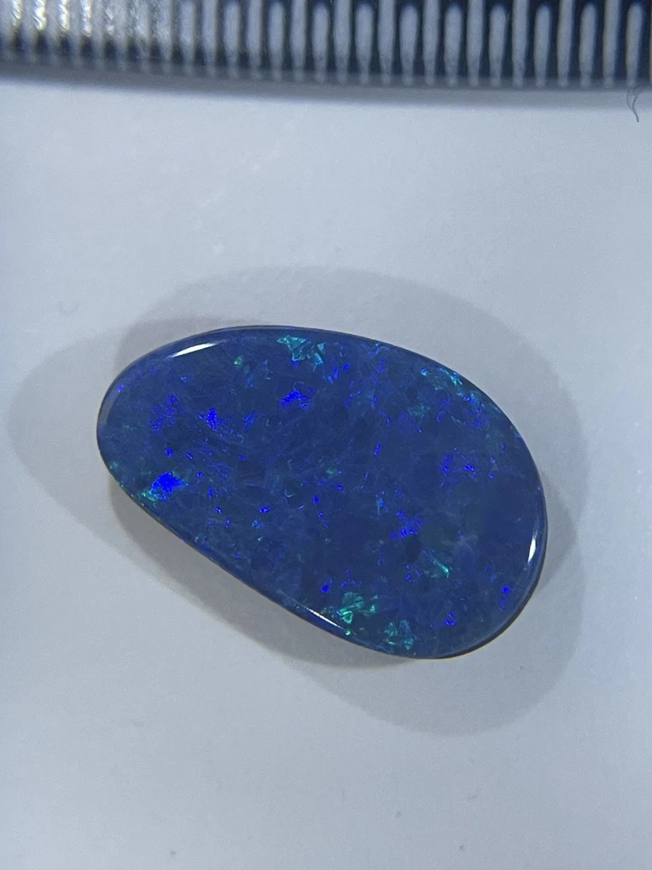Doblete de ópalo azul australiano corte de forma libre de 1 quilate 10,6 mm x 6,6 Foto 3 de 4