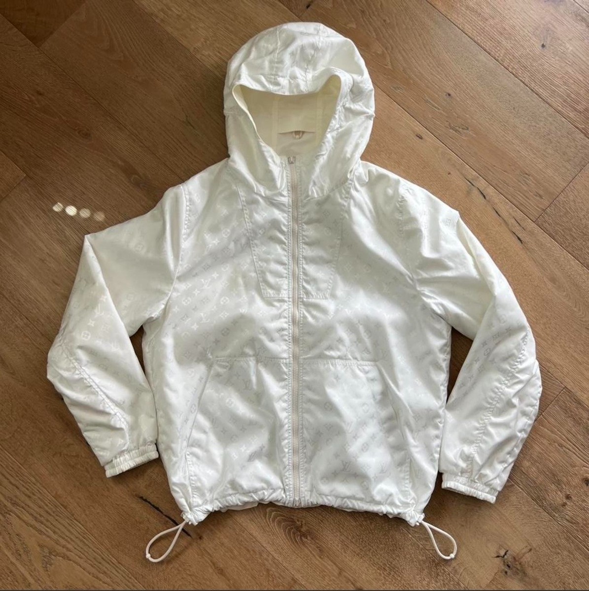 LOUIS VUITTON ホワイトアウター Louis Vuitton White Monogram Hooded Windbreaker Jacket | Men's