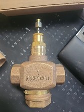 NEW Honeywell V5011N1065 1 in 2-way f-NPT Globe valve Direct Acting 1''