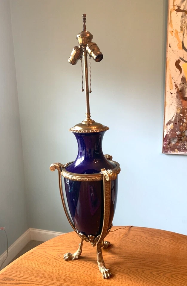 Antigua lámpara grande con patas azul cobalto detalles de latón pesado 36" de alto Foto 2 de 4