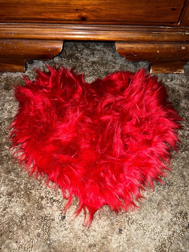 Heart Shaped Rug Faux Room Fluffy Carpet Heart Shaped Door Mat for Room Red 15in - Picture 2 of 2