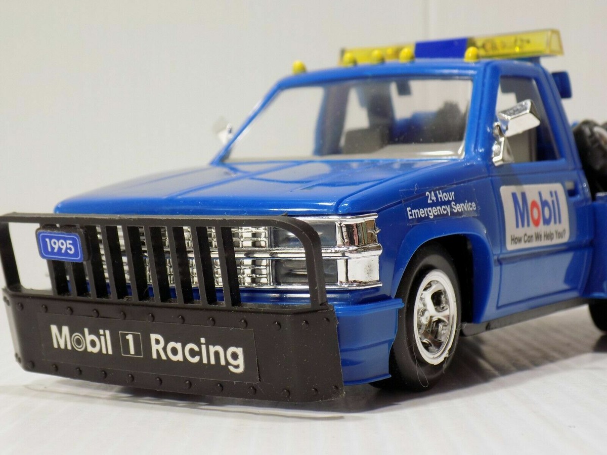 1990's CHEVY Tow Truck GMC Wrecker 1:24 New In Box. LIGHTS