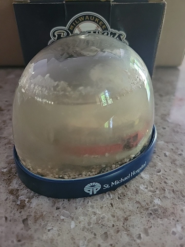 Globo de nieve de colección del estadio del condado de Milwaukee SGA 18 de septiembre de 2000 El agua está nublada  Foto 3 de 3