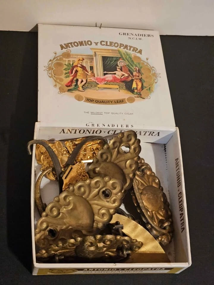 Lote de tiradores de cajón antiguos ornamentados de latón en relieve Foto 2 de 4