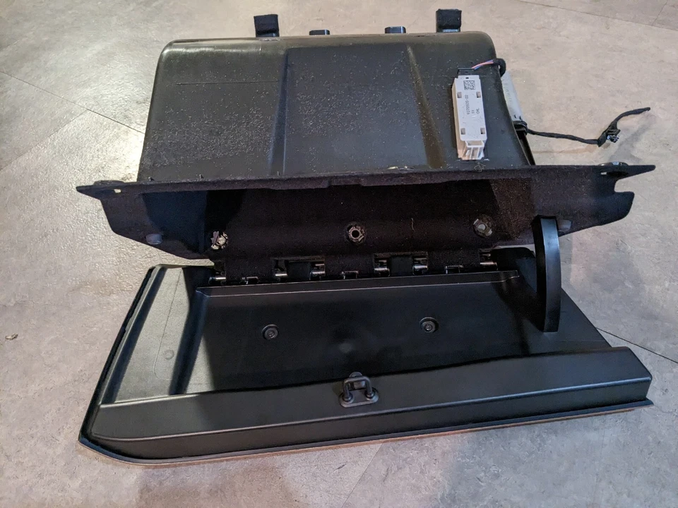 BMW I3 EV Glove Box And Wood Trim Eucalyptus  - image 2 of 4