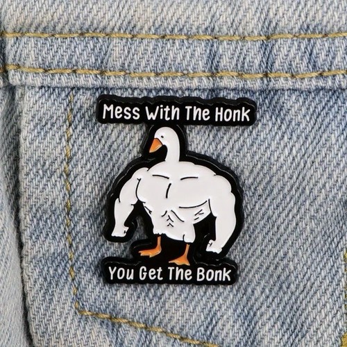 Mess With The Honk, You Get The Bonk Emaille Pin - Buff Goose Muscular Tough Boi - Bild 2 von 6