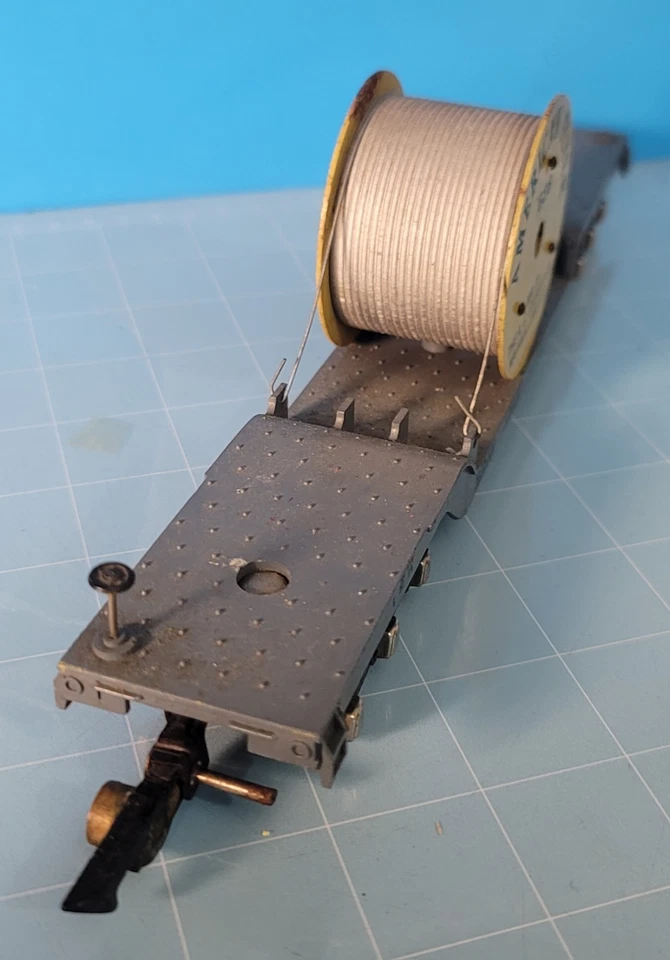 CB8: Vintage American Flyer 7210 Erie Flatcar Metal Reel Wood Cable Load S Gauge - Image 4 of 4