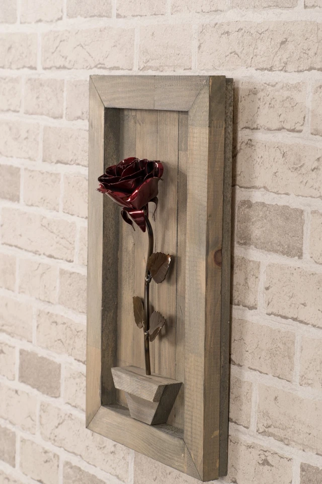 Rosa de metal rojo enmarcada para madera 5 aniversario Foto 3 de 4