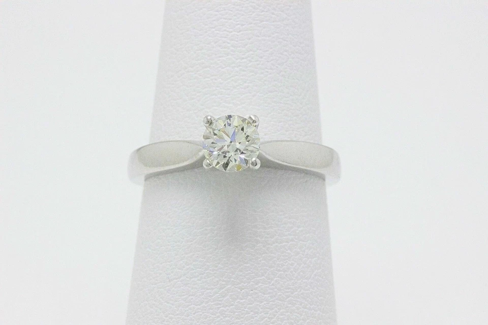 Anillo de compromiso redondo de diamantes serenidad Hearts on Fire de oro blanco de 18 k de 0,53 quilates Foto 4 de 4