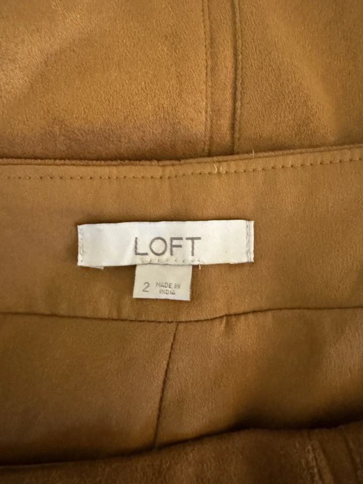 Falda Loft Talla 2 Marrón Sólido Imitación Gamuza Sobre la Rodilla Línea A - Usada en Excelente Condición Foto 3 de 4