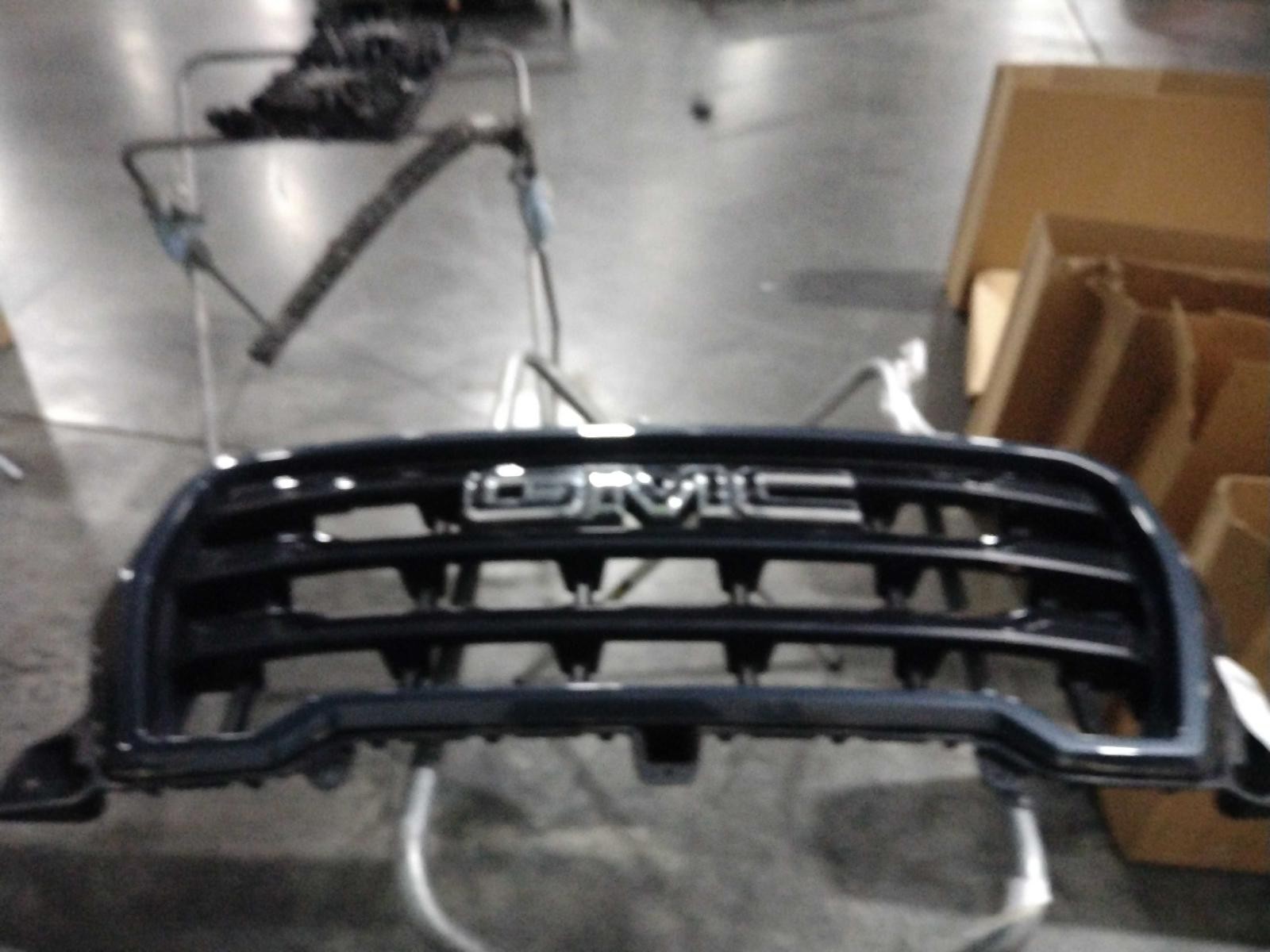 Used Front Grille fits: 2021 Gmc Sierra 1500 pickup body colored surround Elevat