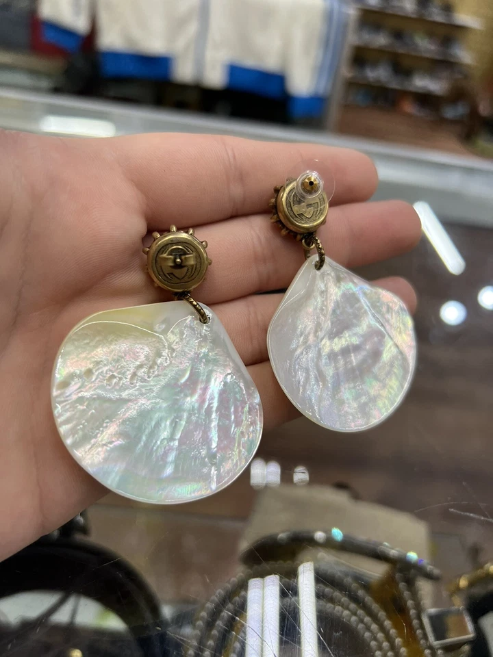 PENDIENTES GUCCI CON CONCHA COLGANTES EN CONCHA DE NÁCAR Foto 3 de 4