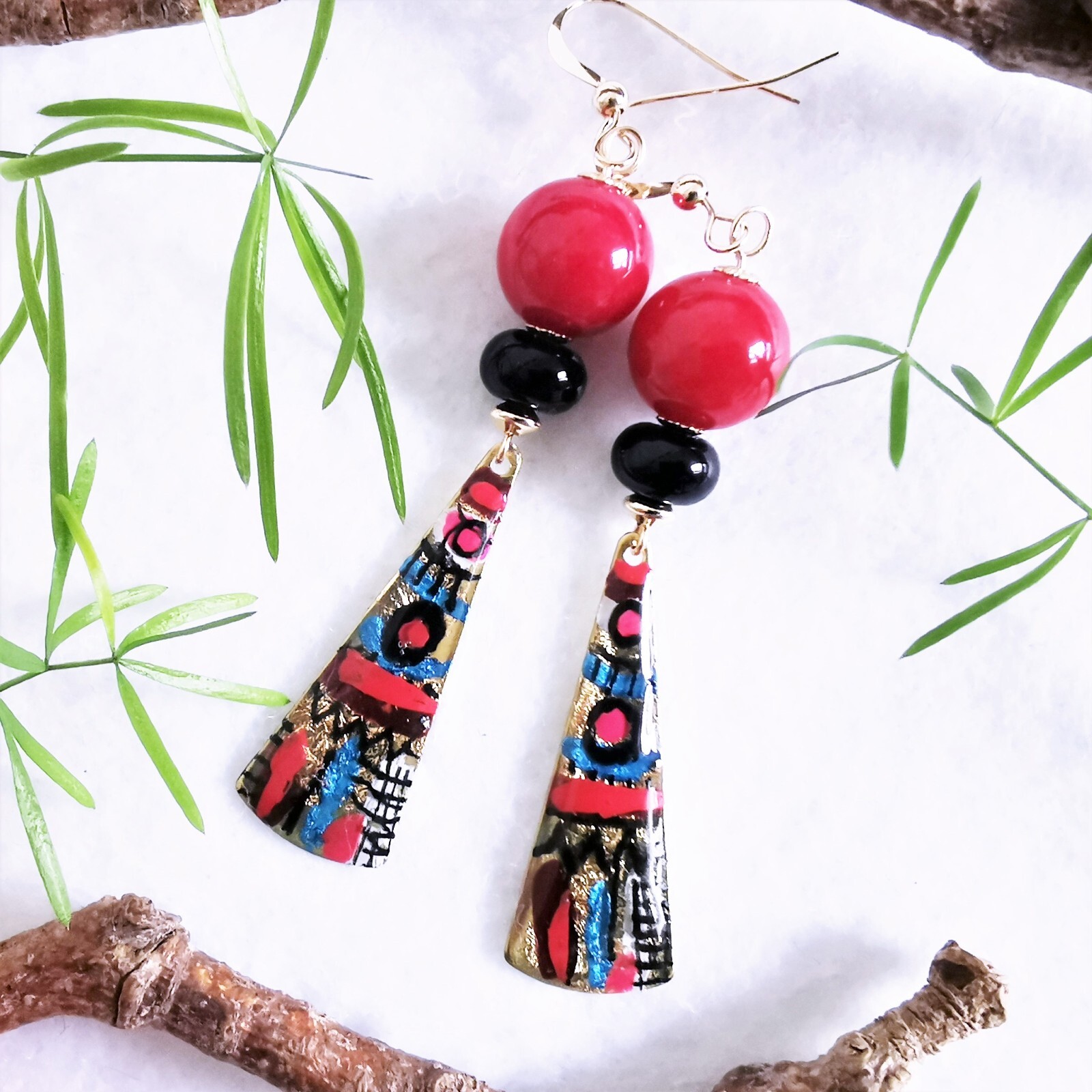 Boucles d'oreilles d'artisan légères en laiton émaillé bicolore pour lobes sensibles