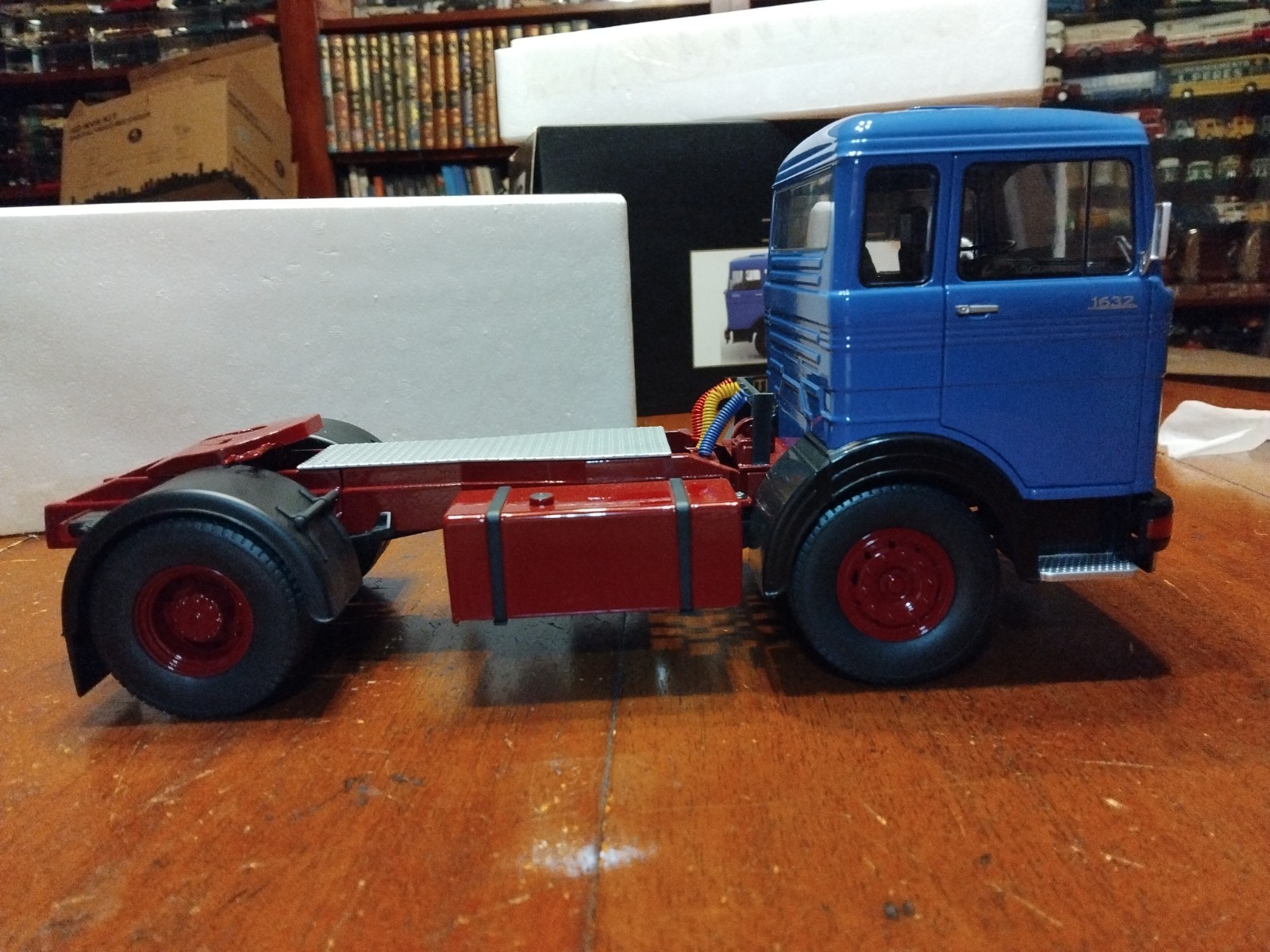 Mercedes LPS 1632 Tracteur 1969 Road Kings 1/18 pour decoration de bureau retro