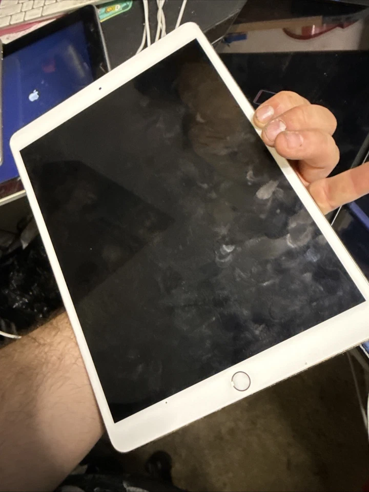 Apple iPad Pro 1st Gen Rose Gold 10.5in A1701 (WIFI) NO POWER AS IS - Image 3 of 4