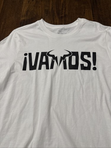 T-Shirt Nike Uomo Rafa Nadal "Vamos Rafa" Bianca DR4545 100 Taglia Large Nuova con etichette. A7 - Foto 4 di 5