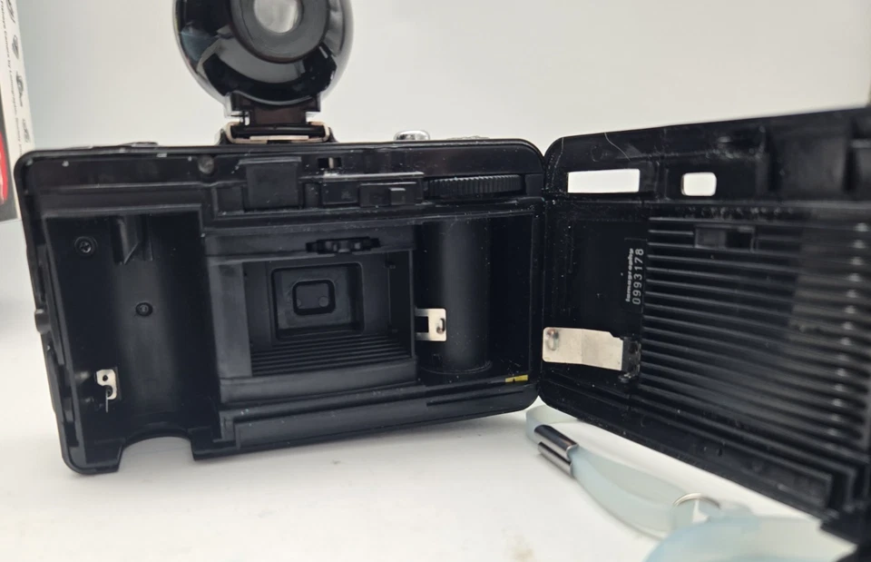 Lomography Fisheye No. 2 LOMO 35mm Compact Film Camera With Flash & Original Box - Image 3 of 4