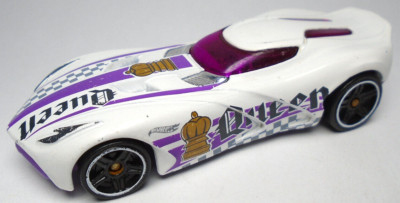 2014 HOT WHEELS BDD03 CHESS PIECE QUEEN WHITE & PURPLE 1:64 DIECAST 3'' CAR